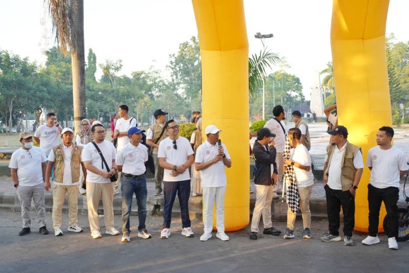Foto Suasana Saat Bupati Drs. H. Haerul Warisin, M.Si Bersama Kadis Kesehatan Lotim, H. L. Aries Fahrozi, S.Kep.Ners, M.Kep Membuka Jalan Sehat saat HBDI Ke-118 di Lapangan Tugu, Minggu (26/7/2026) (PKP Lotim)